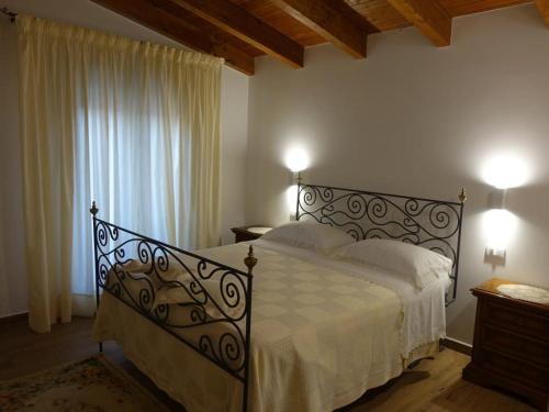 GiuggianelloCasa vacanza le Murise的一间卧室配有一张带白色床单的床和一扇窗户。