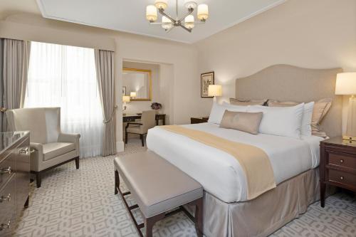 旧金山迪瑞斯科酒店的酒店客房带一张大床和一把椅子