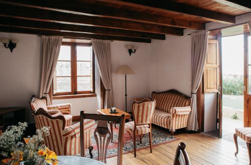 比拉夫洛尔La Casa Inglesa Vilaflor的客厅配有椅子和桌子