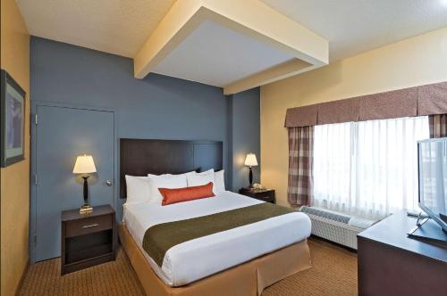 巴尔的摩贝斯特韦斯特普勒斯酒店&会议中心的一间设有大床和窗户的酒店客房