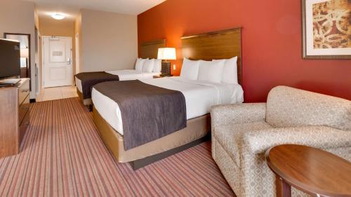 钱德勒Best Western Plus Chandler Hotel & Suites的酒店客房,设有两张床和一张沙发