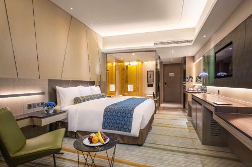 上海上海宝龙丽笙酒店的酒店客房设有床和水槽
