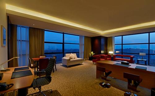 吉大港Radisson Blu Chattogram Bay View的大型酒店客房,设有大型起居室。