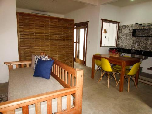 哥隆巴奥Aldeia Corumbau的卧室配有一张床和一张桌子及椅子