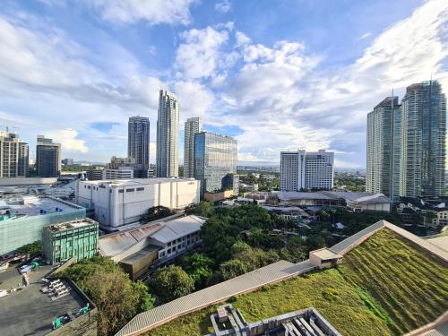 马尼拉Bright Makati Glass View By GreenBelt的享有城市和高楼的景色