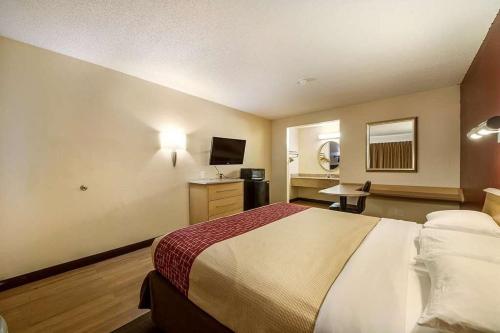 圣安东尼奥Travelodge by Wyndham San Antonio Lackland AFB North的酒店客房,配有床和电视