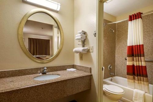 Travelodge by Wyndham San Antonio Lackland AFB North的一间浴室