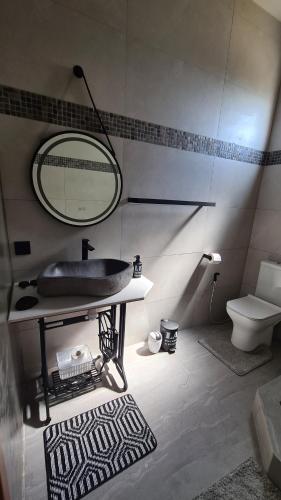 拉戈莱特Laolabaone的一间带水槽、镜子和卫生间的浴室