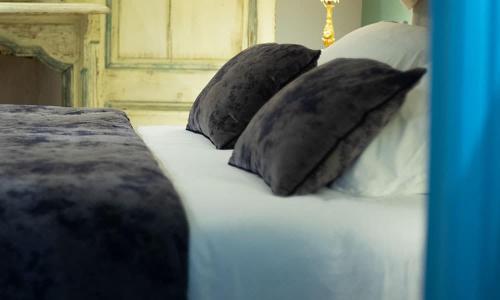 滨海布洛涅圣雅各布住宿加早餐旅馆的卧室的床上配有两个黑色枕头