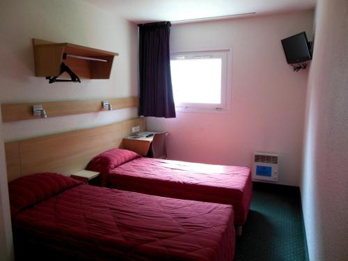 尚布雷莱图尔窄巷之旅床先生酒店的酒店客房设有两张床和窗户。
