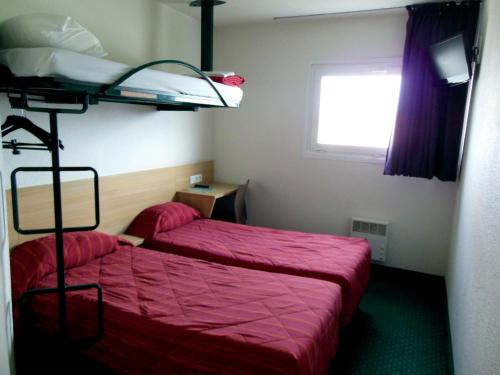 尚布雷莱图尔窄巷之旅床先生酒店的客房设有两张床和一张双层床。