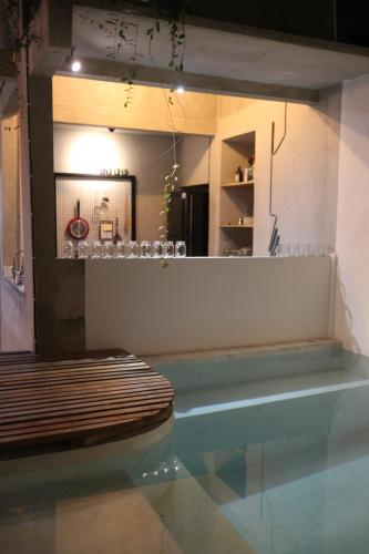 日惹特拉瓦度假屋的客房设有带桌子和长凳的游泳池