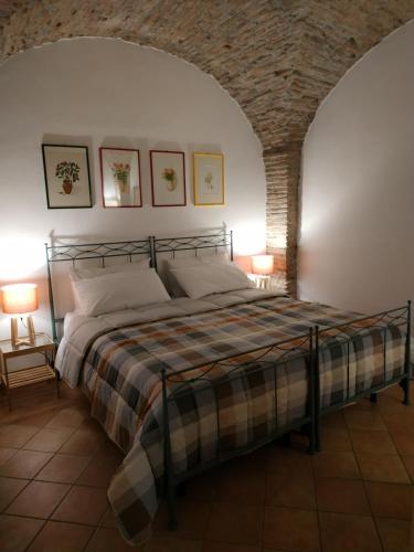 韦诺萨Bed and Breakfast In Piazza Orazio的砖墙间内一间卧室,配有一张床