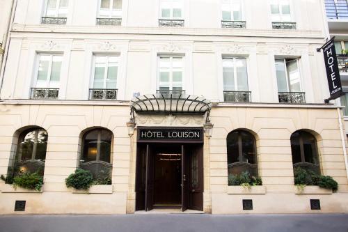 巴黎路易松酒店的上面有酒店联络标志的白色建筑