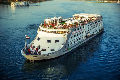 卢克索Champollion II 5 Stars Nile cruise的一艘大游船在水中