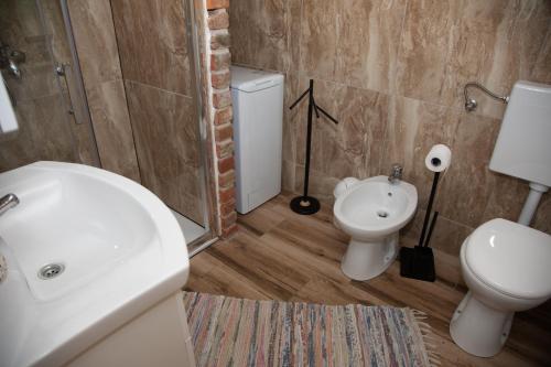 马考巴尔贾Kuća za odmor Mećava的浴室配有白色水槽和卫生间。