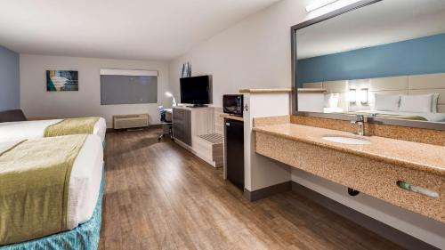 桑迪贝斯特韦斯特沙滩旅店的酒店客房设有一张床和一面大镜子