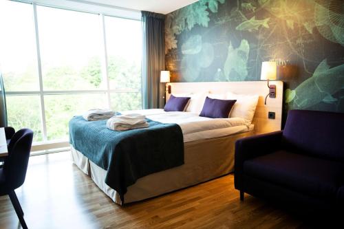 泰比斯堪迪克塔比酒店的一间卧室设有一张床和一个大窗户