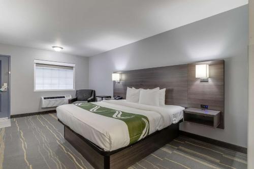 柯达柯达塞维尔维尔品质酒店的一间酒店客房,配有一张大床