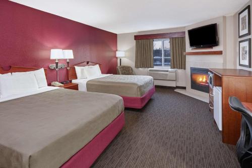 索格塔克梢加塔克阿美瑞辛酒店 - 道格拉斯的酒店客房设有两张床和电视。
