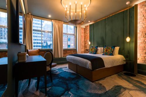 曼彻斯特维尔维特酒店的卧室配有一张床、一张书桌和窗户。