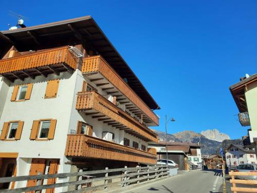 博萨迪法萨Appartamento Casa Montagna Lory的旁边设有木制阳台的建筑