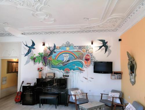 波尔图波尔图葡萄酒旅馆的客厅墙上有绘画作品