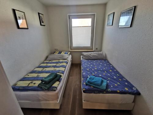 韦尔道Ferienwohnung und Pension Gürtler的小型客房 - 带2张床和窗户
