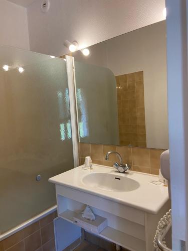 西塞河畔的舒齐拉卡特高尔夫酒店的一间带水槽和大镜子的浴室