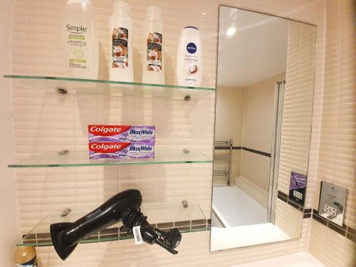 伦敦LiveStay-Modern 3 Bed Apt on 8th Floor with Amazing Views的浴室配有盥洗盆、镜子和浴缸