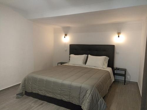 吉尔斯Casinhas da Lu的一间卧室配有一张带两个白色枕头的大床