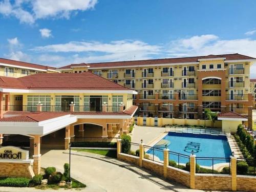 达沃市HUGE STUDIO @ Arezzo place Davao condominium的一座带游泳池的大型公寓大楼