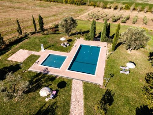 基亚恩尼Appartamento in casale con piscina Casa I Pavoni的享有带游泳池的别墅的空中景致