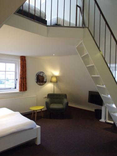 费尔普Meneer Pos的一间卧室设有楼梯、一张床和一把椅子