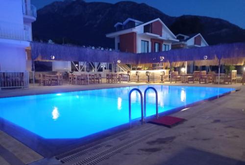 厄吕代尼兹Hotel NilSu的夜晚的游泳池,灯光蓝色