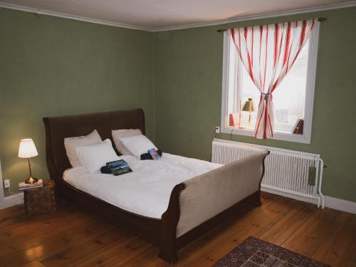 HorndalCharming 6 bedroom House & Horse Farm - Sleeps 12的窗户和床筒的床上床