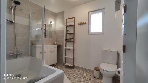 HingesLa pause au cub, maison cubique tout confort的带淋浴、卫生间和盥洗盆的浴室
