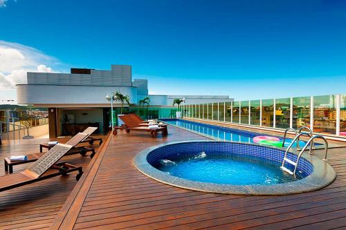 卡波布里奥Oasis Cabo Frio的大楼甲板上的热水浴池