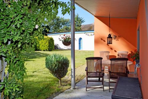 卑尔根Ferienhaus Fam_ Lemke的庭院设有两把椅子和一张桌子。
