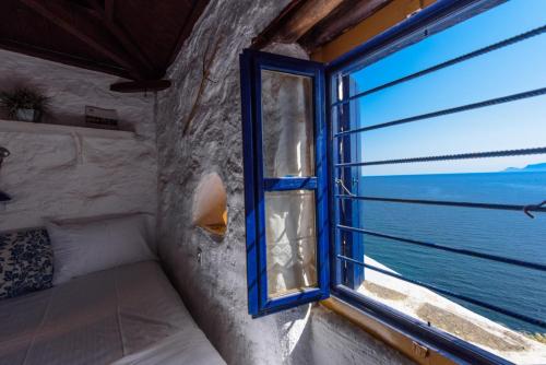 斯科派洛斯Villea Seaview Apartments的一间卧室设有海景窗户