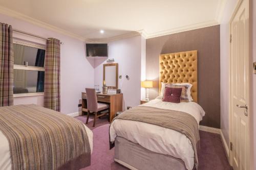 斯图尔特港安克雷奇旅馆的酒店客房配有两张床和一张书桌