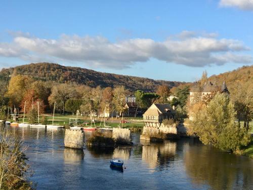 弗农La petite duchesse的河上一座桥,水中有一船