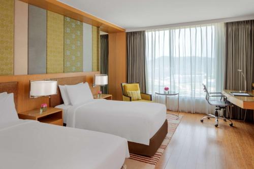 古瓦哈提丽笙酒店客房内的一张或多张床位
