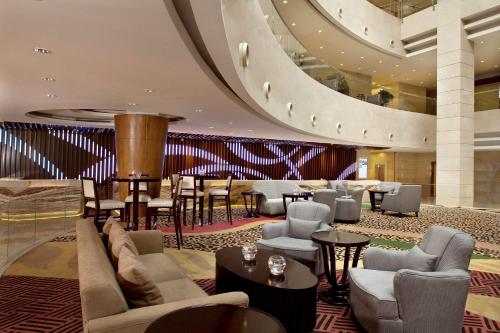 北京北京丽亭华苑酒店的大厅,在大楼里配有沙发和桌椅