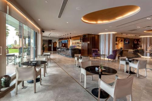 伊斯坦布尔Radisson Blu Hotel Istanbul Ottomare的一间带桌椅的餐厅和一间酒吧