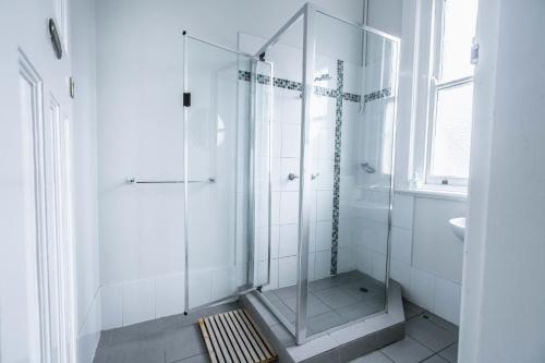 纽卡斯尔东方大酒店的带淋浴和盥洗盆的白色浴室