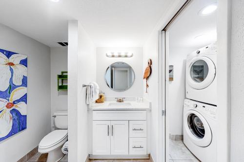 德斯坦Bayou Village 610的白色的浴室设有洗衣机和烘干机。
