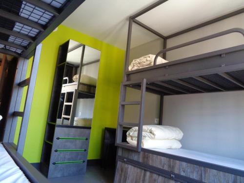 步科斯尔5城市中心旅舍客房内的一张或多张双层床