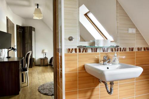 克罗斯诺Wodnik的一间带水槽和镜子的浴室