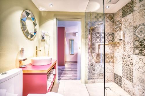 沃尔特湖畔韦尔登Hotel Eden Park的一间带水槽和淋浴的浴室